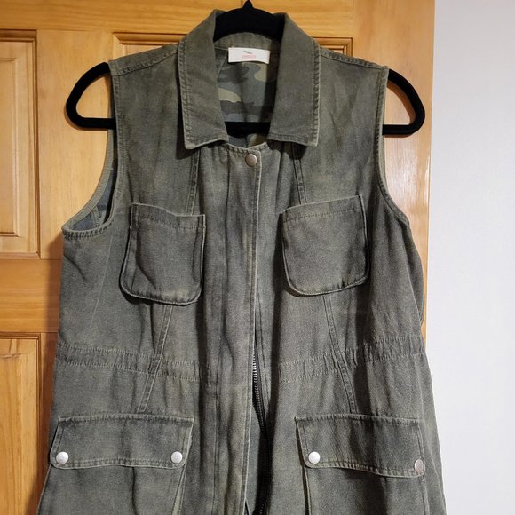 Army green and camo utility vest - Picture 1 of 12